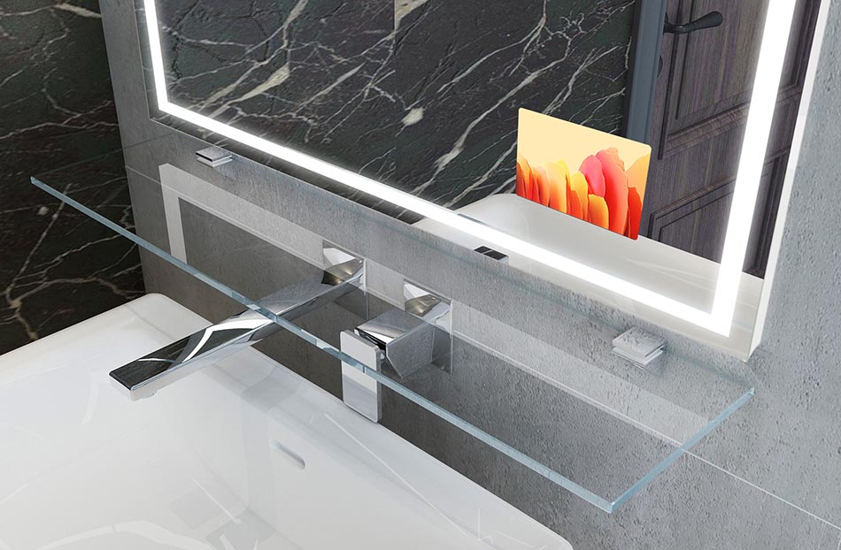 Il ripiano in vetro è un perfetto accessorio senza tempo che si integra perfettamente con lo specchio e può essere utilizzato anche come spazio per riporre gli accessori del bagno.