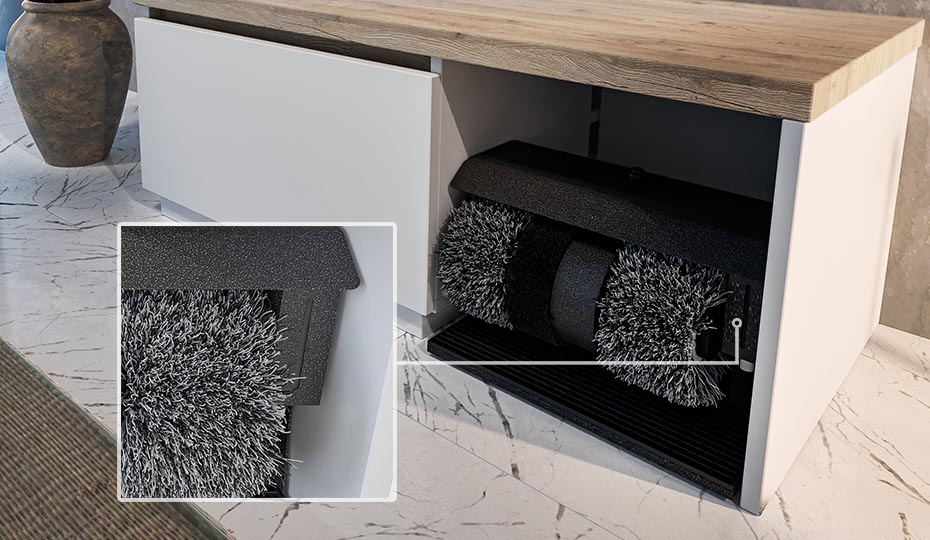 Il dispositivo garantisce la pulizia e la lucidatura perfetta delle scarpe. Tre tipi di spazzole, tappetino raccogli sporco, dosatore con lucido per scarpe.