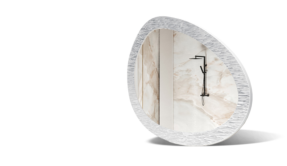 Specchio in cornice con decorazione in metallo. Un simbolo di moderna eleganza