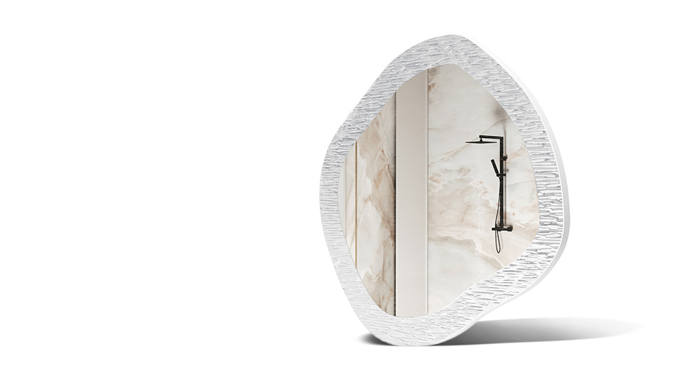 Specchio in cornice con decorazione in metallo. Un simbolo di moderna eleganza