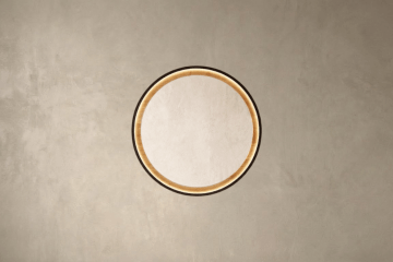 Specchi in una cornice di legno