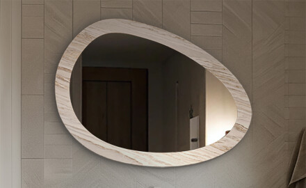 Specchi in una cornice di pietra