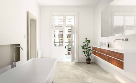 Piastrelle in gres porcellanato per pavimenti 60x120, grigio chiaro con una calda sfumatura beige e venature, opache, A4H140 Ermetica Bianco