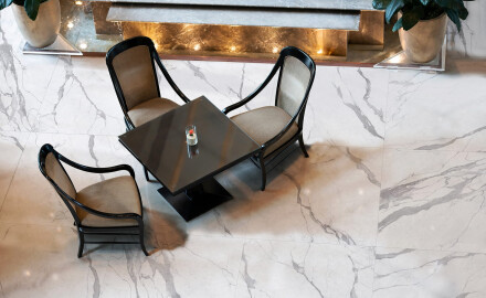 Gres smaltato per pavimenti 120x120 cm, opaco, con venature grigie, rettificato A4H455 Statuario Superiore