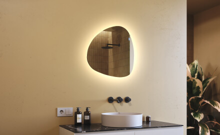 Specchio da bagno LED di forma irregolare 54x54cm su šaltu LED apšvietimu 7000K, šiltu apšvietimu 3000K arba neutraliu apšvietimu 4500K
