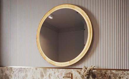 Specchio in cornice di legno con illuminazione LED