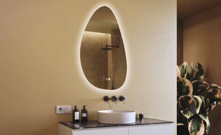 Specchio irregolare con illuminazione, 64×104 cm, bicolore, interruttore touch, tappetino riscaldante