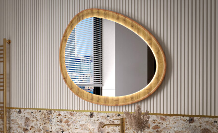 Specchio irregolare in una cornice di rovere con illuminazione LED